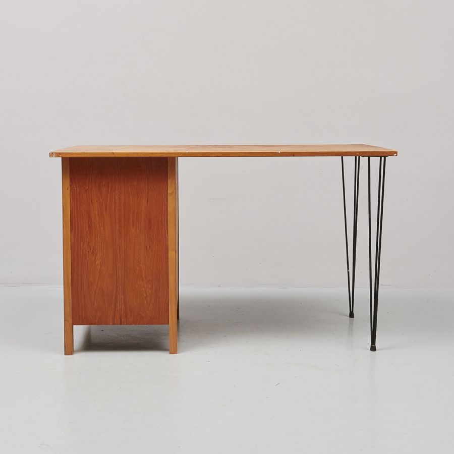 Skrivbord, String, 1950 tal, längd: 124 cm, djup: 60 cm Skrivbord, String, 1950 tal, längd: 124 cm, djup: 60 cm